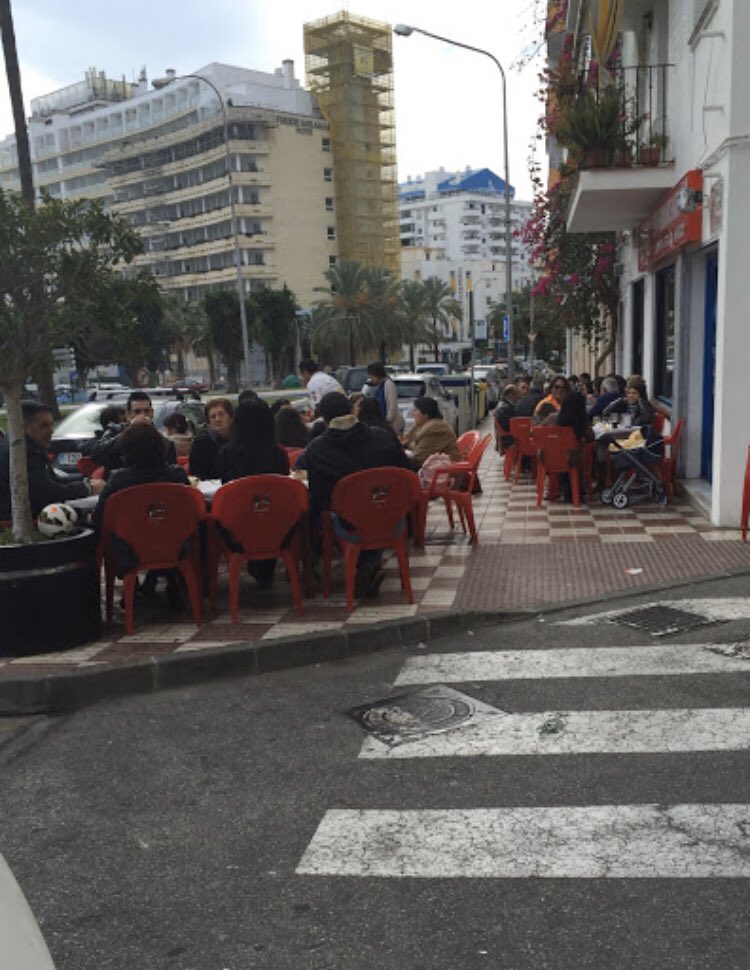 la_arsi_'s tweet photo. Cuando dices que vives en Marbella. 

Lo que la gente piensa / Realidad https://t.co/9nymLDuXgB