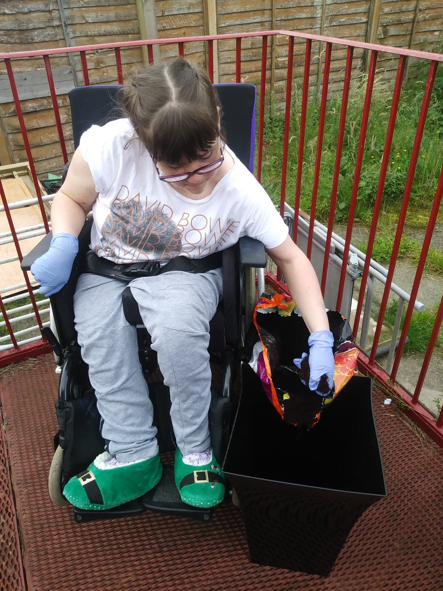 CornerstoneKay1's tweet photo. K enjoying gardening today, inspired by her @SLCek class last term. She is delighted with her result   🌼😃🌼 https://t.co/0uKYUmndnv
