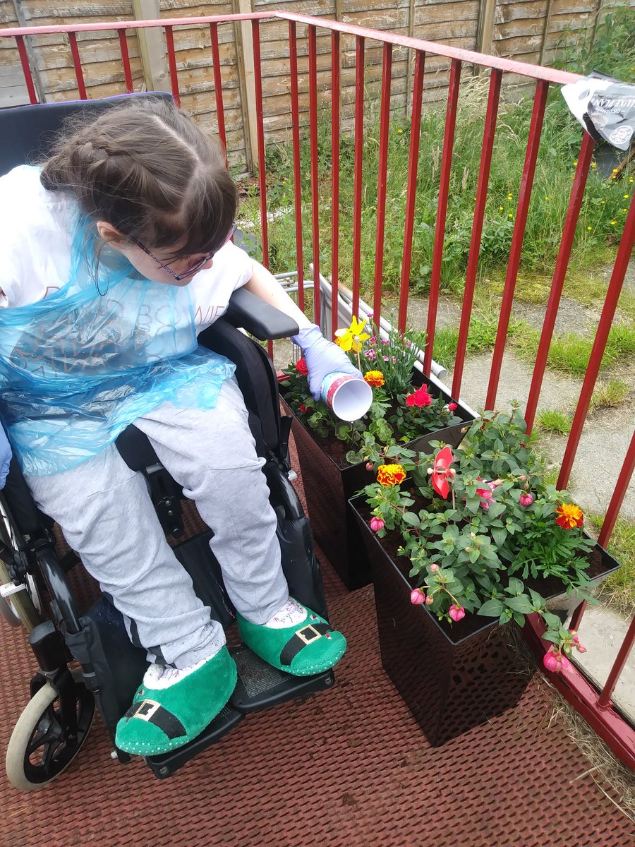 K enjoying gardening today, inspired by her <a href="/SLCek/">South Lanarkshire College</a> class last term. She is delighted with her result   🌼😃🌼