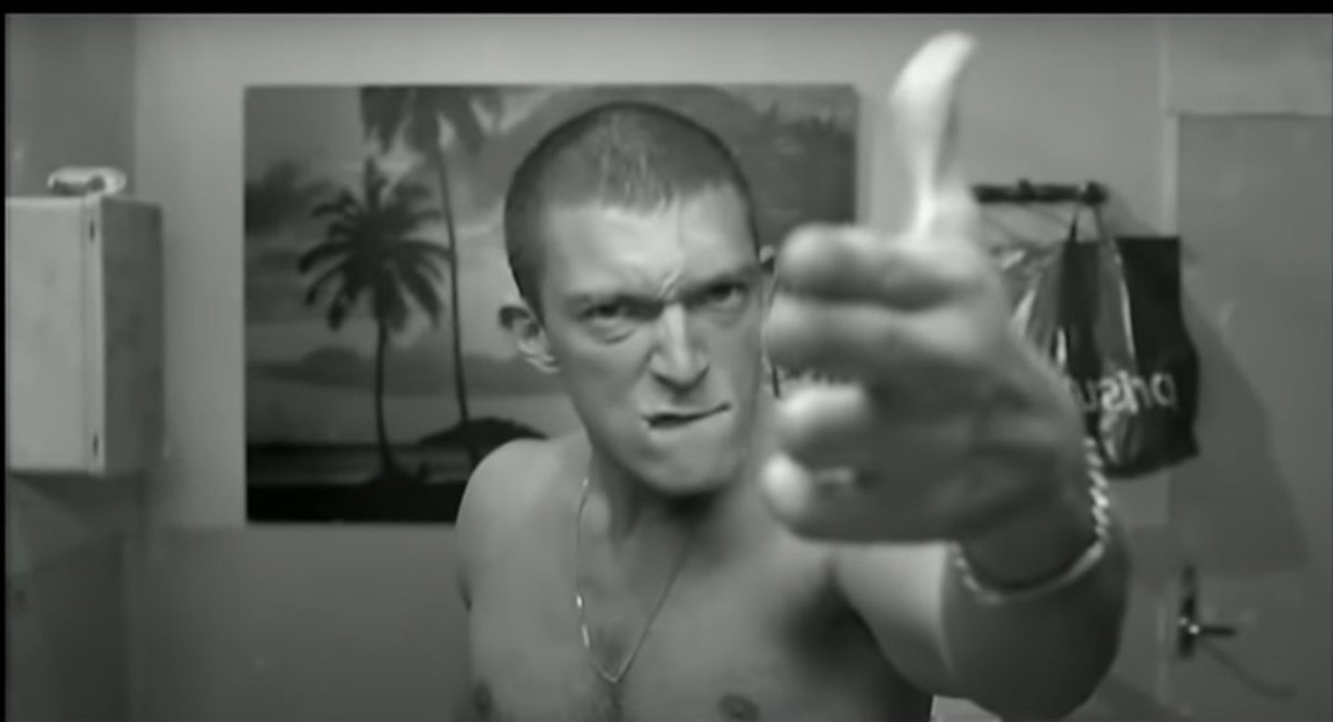 grazia_fr's tweet photo. "La Haine" de Mathieu Kassovitz fête son 25e anniversaire. Pour l'occasion, il sera de nouveau au cinéma le 5 août prochain. Une intrigue qui trouve écho dans le contexte actuel où les violences policières font l'objet d'une vague de protestation. https://t.co/R6oSKukVHt