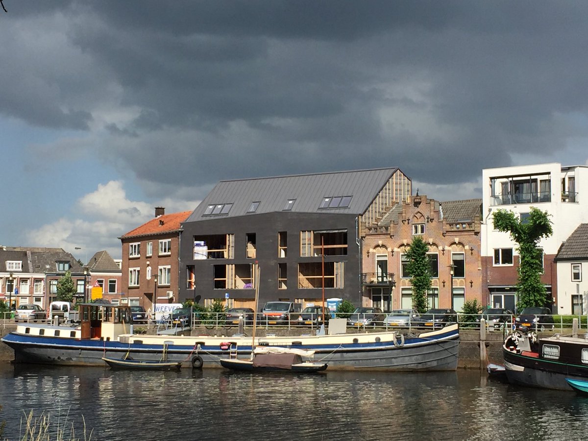 JTGE24's tweet photo. Ik mag er toch vanuit gaan dat deze dakopbouw beoordeeld is door ⁦@HetOversticht⁩ ? Waarschijnlijk heeft de aanvrager niet laten zien hoe dit aansluit aan het buurpand... Waarom niet het principe van de topgevels doorgezet? Eeuwig zonde. #zwolle #blekerswegje https://t.co/Plv4zhvVt7