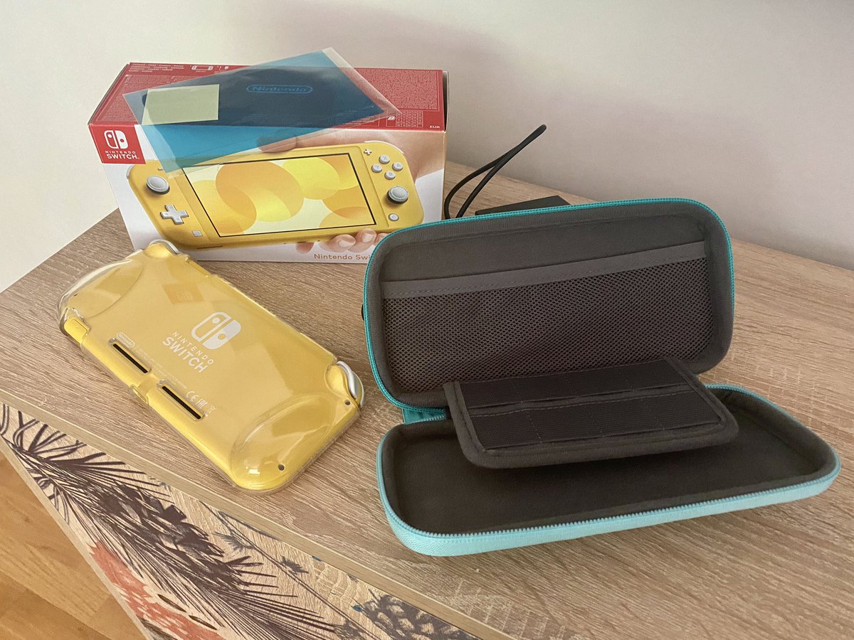 jmsillustrates's tweet photo. Selling my Nintendo Switch lite, includes all these bits for only £190 + £6 p&amp;p! UK only ✨ thought I’d try on here before I put on eBay! ✨ only 3 months old! No faults, just selling as I’ve bought the bigger one! ✨ https://t.co/VXBXGart0u