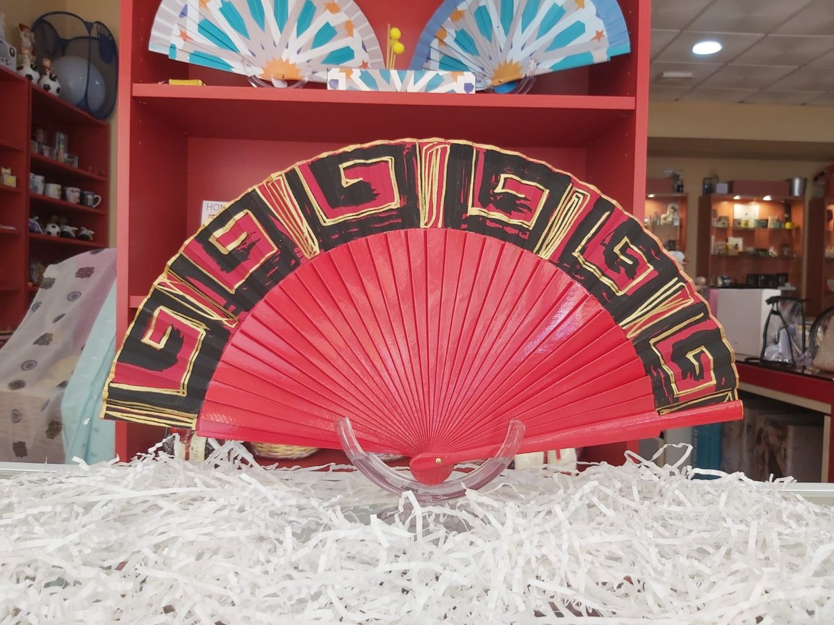 regalosclase's tweet photo. 🎁 En cualquier celebración, un buen #detalle puede marcar la diferencia. Para este caluroso verano 2020, en #RegalosClase hemos preparado una selección de #abanicos de diseño, fabricados en España, con todo el cariño que tus invitados merecen 💕.
⭐️
#Regalos #VegaBaja https://t.co/001WwR43XB