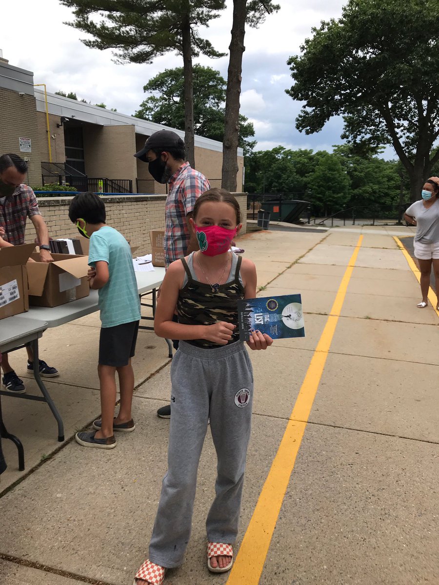 Liv_Luv_Library's tweet photo. Let 📚🏖🌞begin! Summer reading is HERE! Thanks PTSO for this awesome gift for our students! #bookcation #SummerReading https://t.co/RZusKLefb7
