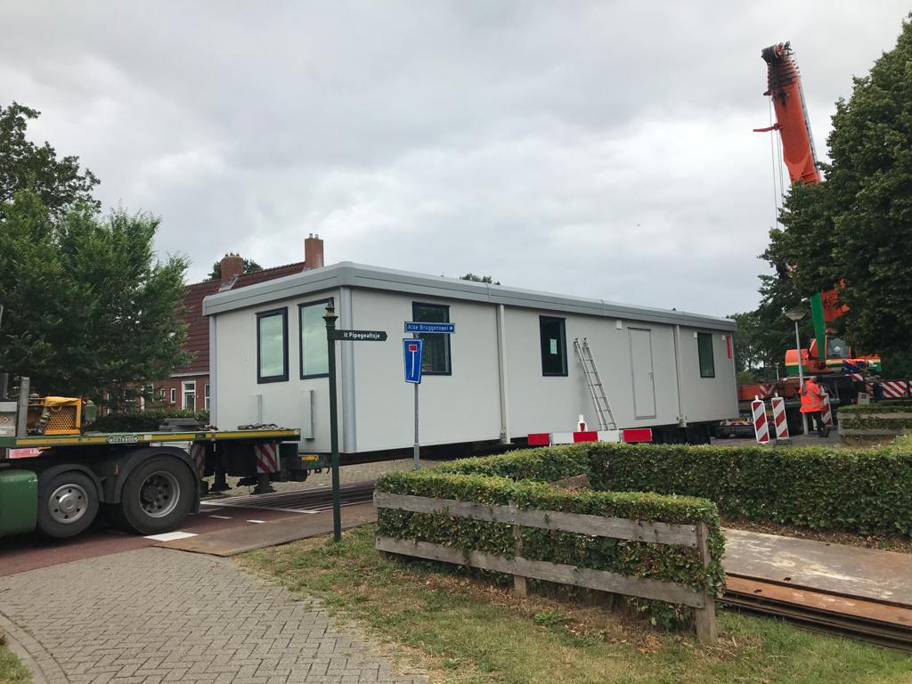 Vandaag kreeg onze nieuwe fusieschool obs It Bûtenplak in Hoornsterzwaag een extra unit. Na de zomervakantie krijgen de peuters hierin een fijne plek. Weer een mooie stap om onze fusieschool verder vorm te geven. #hoornsterzwaag #fusieschool #ambion #peuters