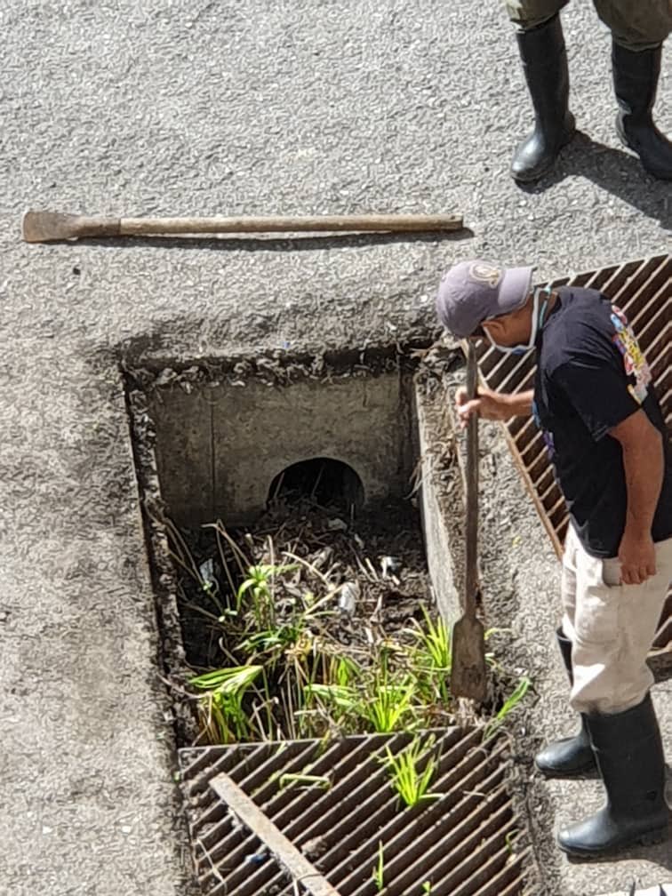 #30Jun cuadrilla de @imapsasoficial se encuentran en las calles de la urbanización iniciando la limpieza de las alcalntarillas de la zona. Desde #ServiciosCCLA se realizan trabajos paulatinos para el mantenimiento de La urbanización.