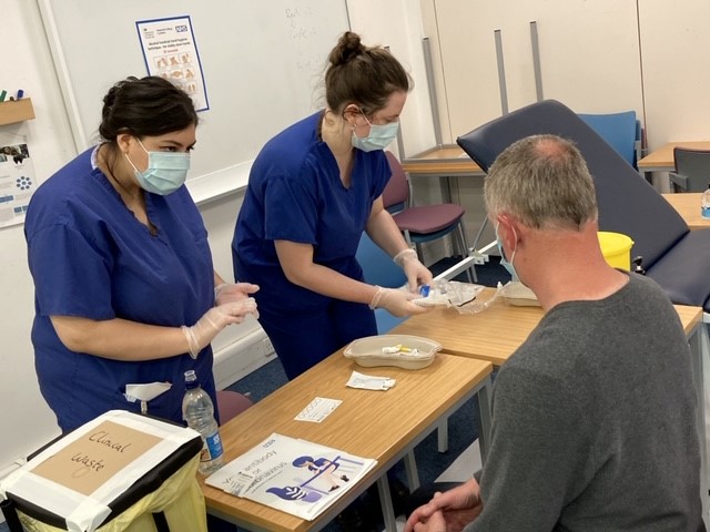warwicknewsroom's tweet photo. Medical students from @warwickmed are helping to develop #COVID19 antibody tests by conducting tests for key workers from local public services as part of a national programme to improve understanding of how many people are currently infected.

Read more: https://t.co/YVyfcKnwGW https://t.co/JwgHpmRqrI