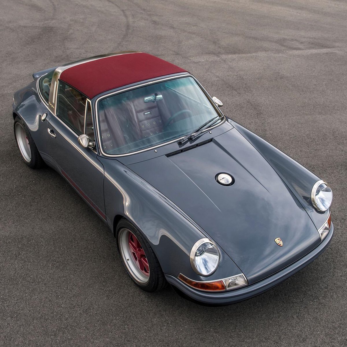 surf_panda's tweet photo. Singer Targa Tuesday⁣
⁣The Westlake Commission⁣
All-wheel drive, 4.0L, 6 speed.⁣
Attack Grey over Deep Red.⁣
⁣
#singervehicledesign #singerreimagined #porsche #porsche911 #everythingisimportant #TargaTuesday https://t.co/vQbJYF2haW