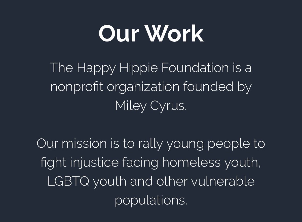 On le voit parfois aussi avec une bague "Happy Hippie" qui est une fondation qui a été créé par Miley Cyrus, le but étant de soutenir les personnes de la communauté LGBTQ+ sans abris
