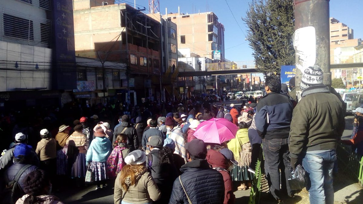 ExtraDigital1's tweet photo. Los usuarios de la Telefonía @Tigo_Bolivia protestan en la urbe alteña, exijen el corte de sus líneas de Internet ante la situación económica que atraviesan y la imposibilidad de pagar.
Por Soledad Daza
Fotos redes sociales
#ExtraTeInforma
#QuédateEnCasa https://t.co/eWn6h6jWyF