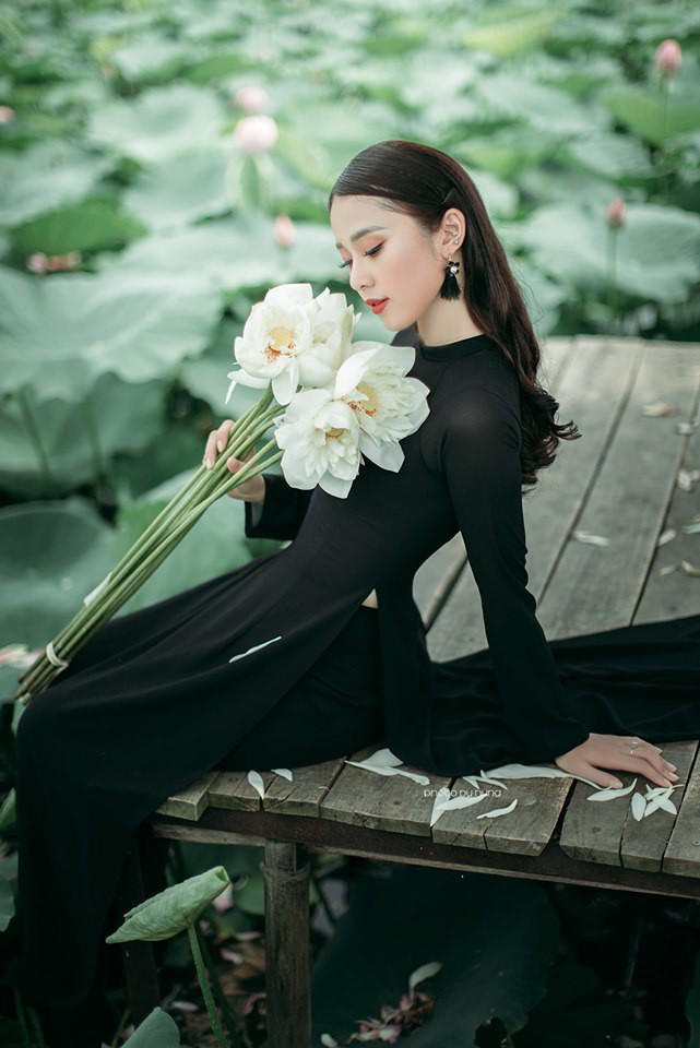 In this photoshoot by Mạnh Hùng, the conventional white is replaced with black.