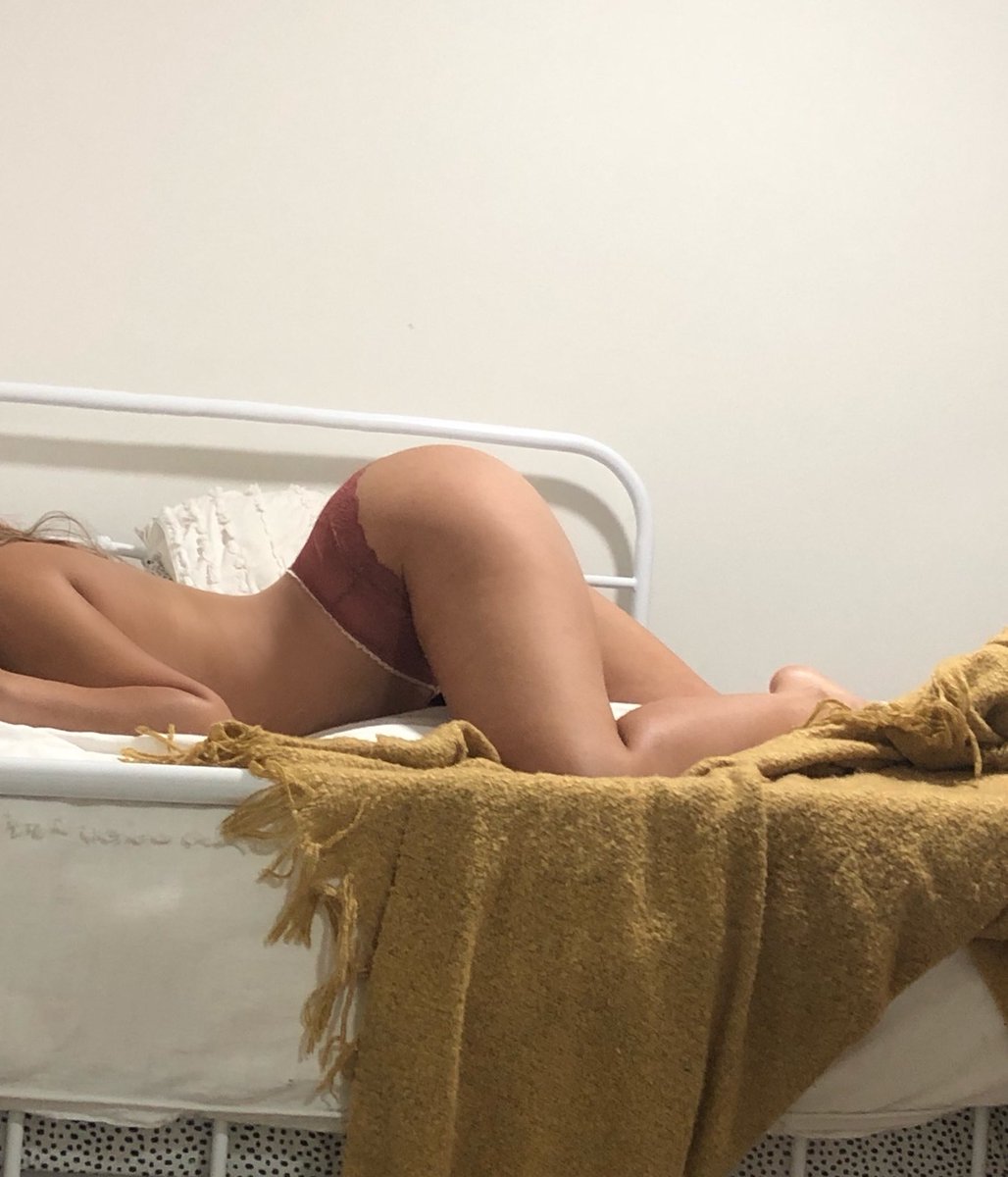 miaxglo's tweet photo. Schade dass niemand da ist der mir jetzt den Hintern versohlt 😔🥰 https://t.co/Mi51DoXABC