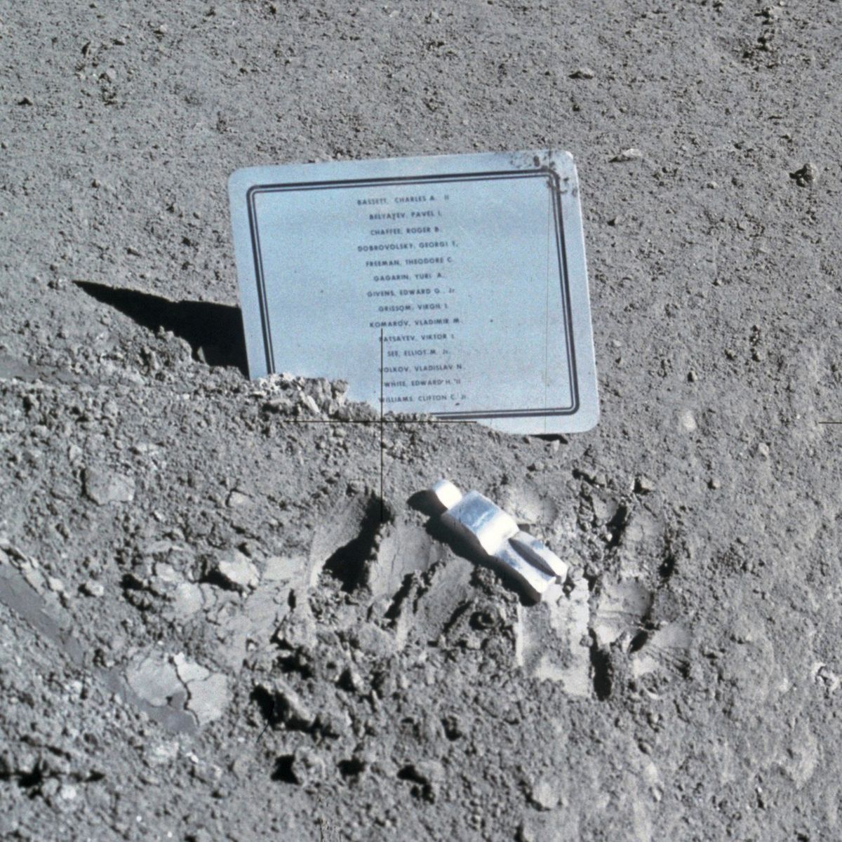 Fallen Astronaut de Paul Van Hoeydonck (1971)L'œuvre la plus originale du thread car elle se trouve... sur la lune ! (dans la crevasse de Hardley)Elle fut déposée à l'insu de la NASA accompagnée d'une plaque commémorative des astronautes décédés dans la course à l'espace