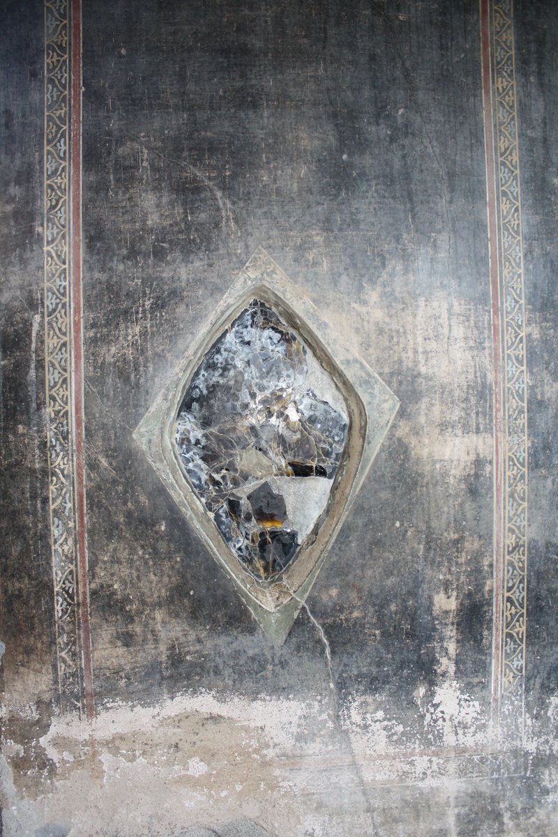 En nuestras campañas de análisis en  @pompeii_sites no solo nos centramos en boles de pigmentos, pinturas murales y mosaicos. En la Casa de Amorini Dorati (Regio VI, 16, 7) tuvimos la suerte de poder estudiar estos maravillosos espejos de obsidiana.  https://twitter.com/cinnabarim/status/1266057130798350336