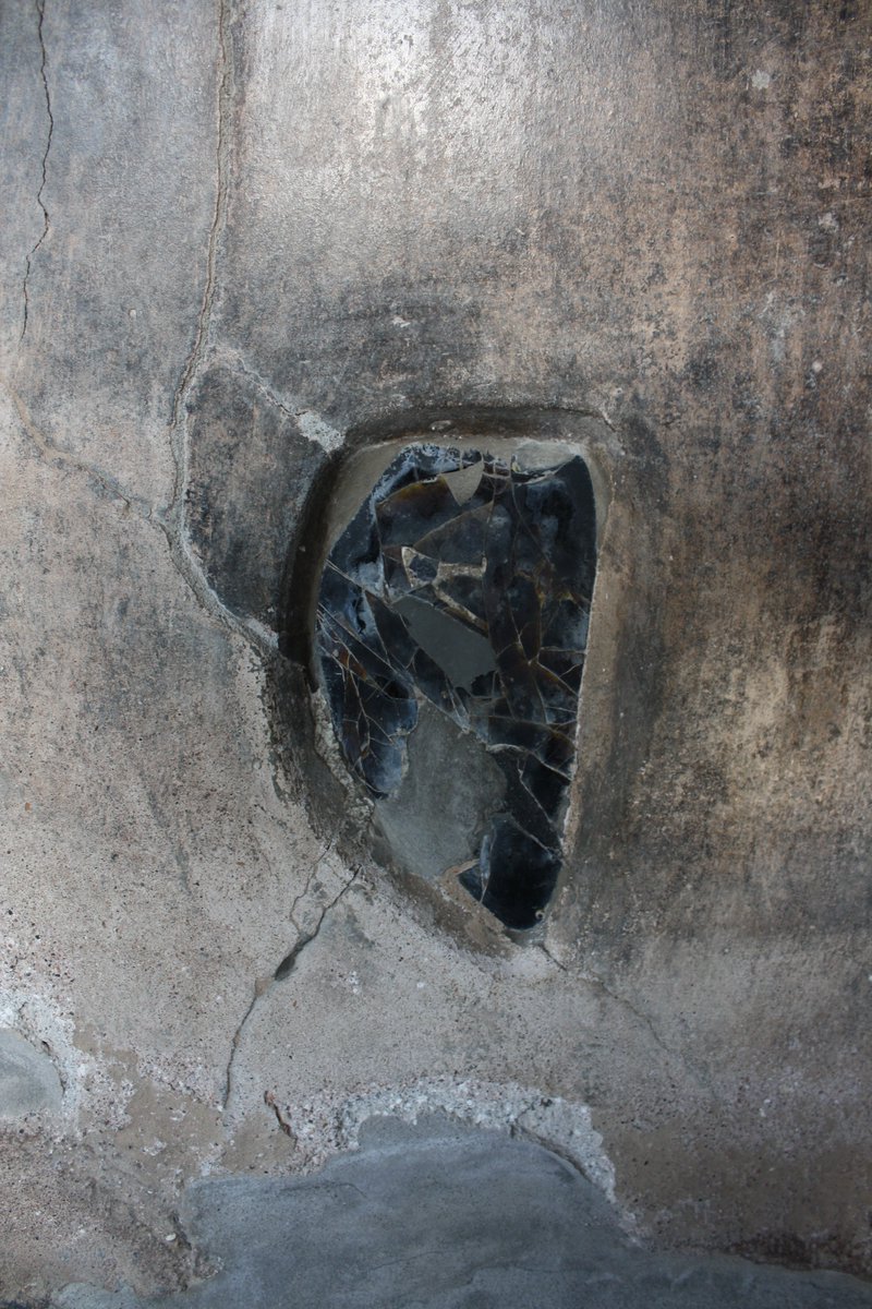 During our onsite analysis campaigns at  @pompeii_sites we not only get to characterise pigment pots, mural paintings and mosaics. We were lucky enough to study these obsidian mirrors at the House of the Gilded Cupids (Regio VI, 16, 7). https://twitter.com/cinnabarim/status/1266057146740936704
