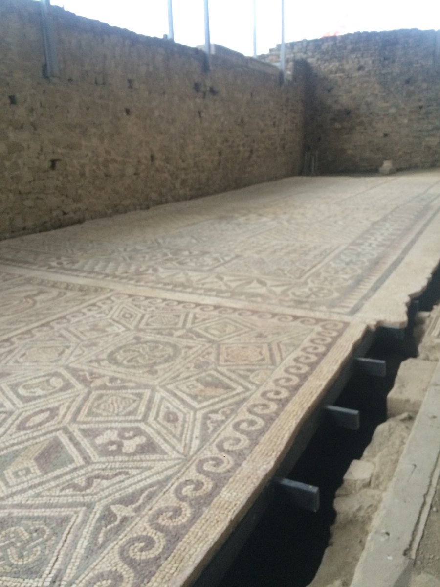 I guess you have probably seen an archaeological mosaic on display at a museum. If you want to learn more about the current detachment technique and the new reversible supports used to this aim, don’t miss this  #thread! https://twitter.com/cinnabarim/status/1269334140492689411