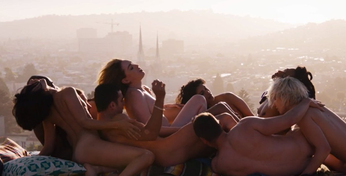 - DAY 29 -Si ces dernières années ont vu naitre le "It's not porn, it's HBO", le show qu'on n'osera peut-être pas voir en famille c'est  #Sense8  La série proposant de superbes orgies sexuelles qui pourront créer un petit malaise, assis dans le canapé familial ! #31daychallenge