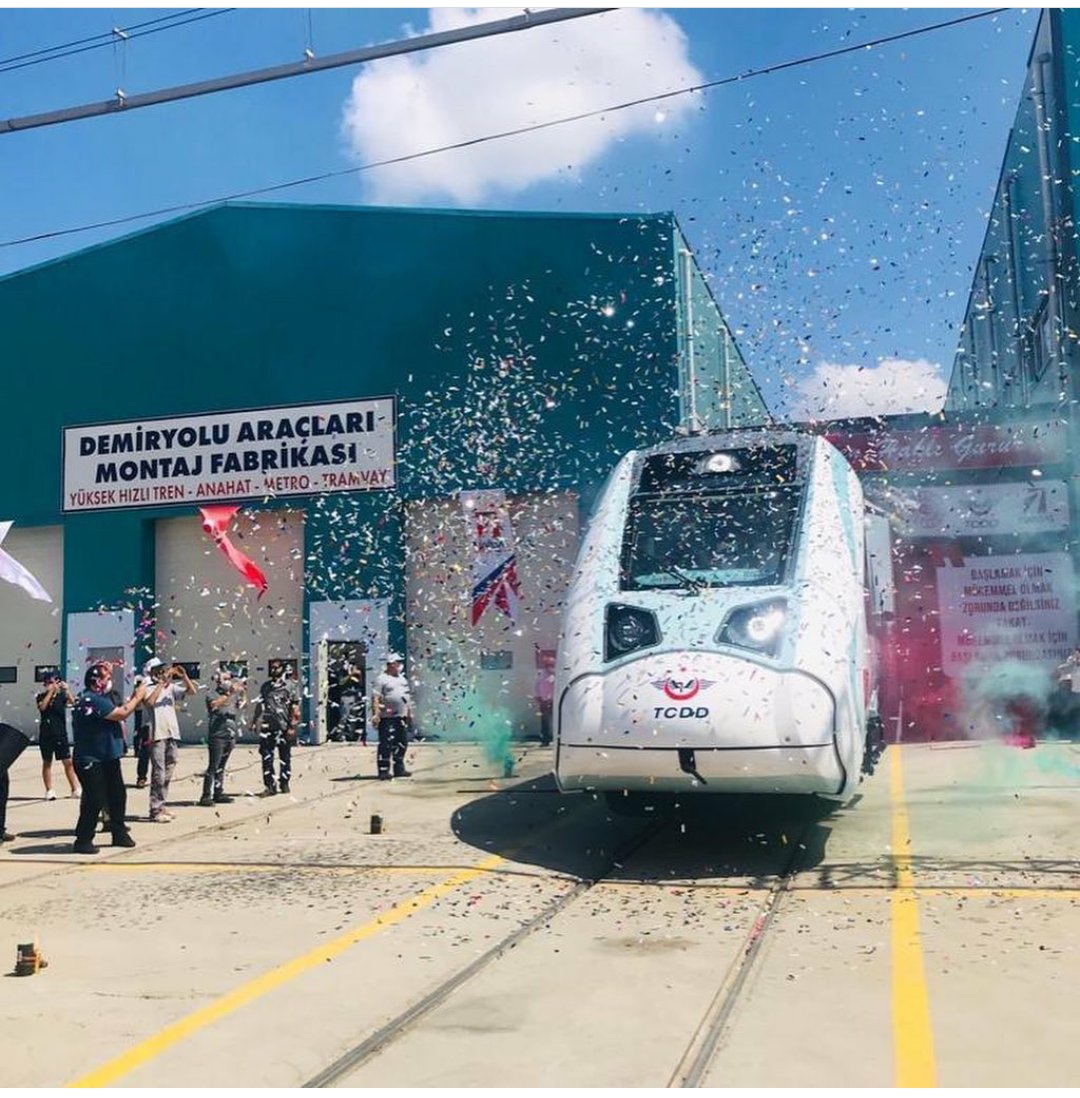 zmr_fyz's tweet photo. Veee...milli elektrikli trenimiz raylarda.Gurur duyuyorum ülkemle, gurur duyuyorum devletimle ve gurur duyuyorum devletimi etrafındaki onca hain,onca kanı bozuk, onca onursuza rağmen hakkıyla yöneten hükümetimle.
#SALI
#30haziran
#MilliTren
#MilliTrenRaylarda
#GururDuyuyoruz https://t.co/4hNSjYjxBP