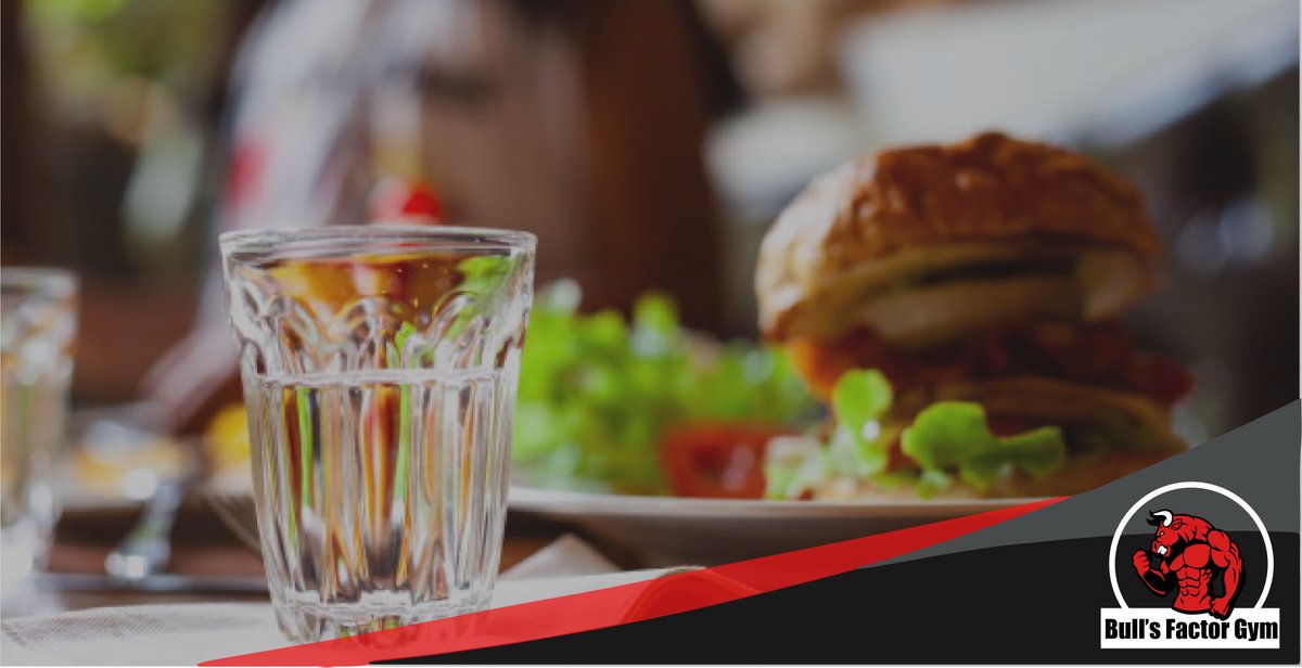 FactorGymPeru's tweet photo. #BullsTip ☝️ Recuerda beber de 1.5 a 2Lts de agua a lo largo del día. Puedes tomarla durante tus comidas o fuera de ellas. Además, recuerda que el agua nos ayudará a percibir mejor los sabores de los alimentos. 😉 |  ^AA 
#QuédateEnCasa  #ComeSaludable  #BullsFactorGym https://t.co/APMHUjgEm4