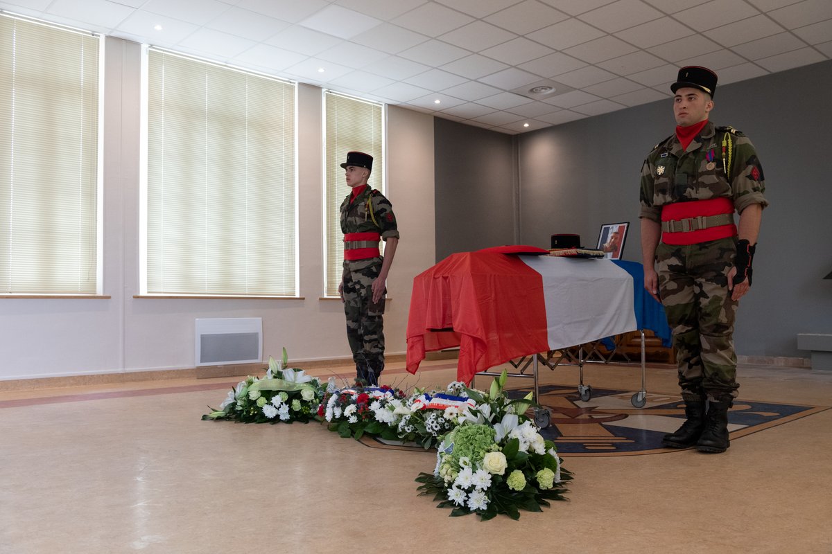 armeedeTerre's tweet photo. Les artilleurs du @40RA_Officiel ont rendu ce jour, un dernier hommage à leur camarade le brigadier Alexis Battu, mort dans l'accomplissement de sa mission le 24 juin 2020. 

Toutes nos pensées sont tournées vers lui, sa famille, ses frères d’armes et ses proches.

#RIP🇫🇷 https://t.co/97e5ClGPrL