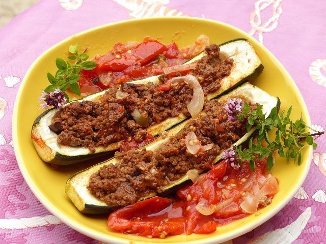 ptitchef's tweet photo. 🍴#Courgettes farcies à la #bolognaise
😊Une bonne astuce pour faire manger des #légumes à toute la #famille😋
🤓https://t.co/vAmoDsBDXe https://t.co/Wcp2TU7NqW