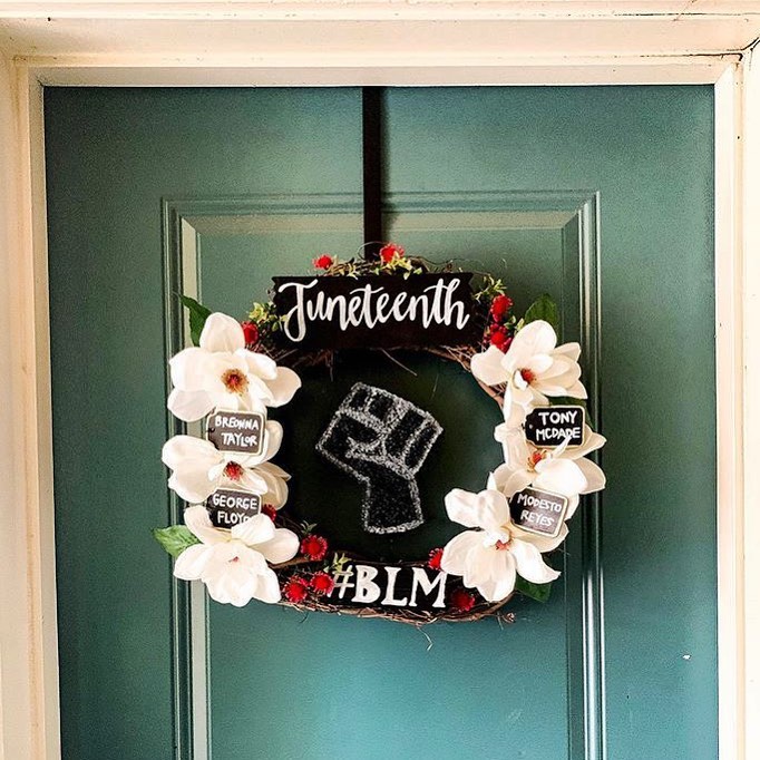 Juneteenth2020's tweet photo. We stan a revolutionary wreath! Thank you for sharing @ohsolivephive. ✊🏾🖤

📸 https://t.co/asO5V0FwS4 via https://t.co/keW5yXjDOh https://t.co/IOMkhKJGhb