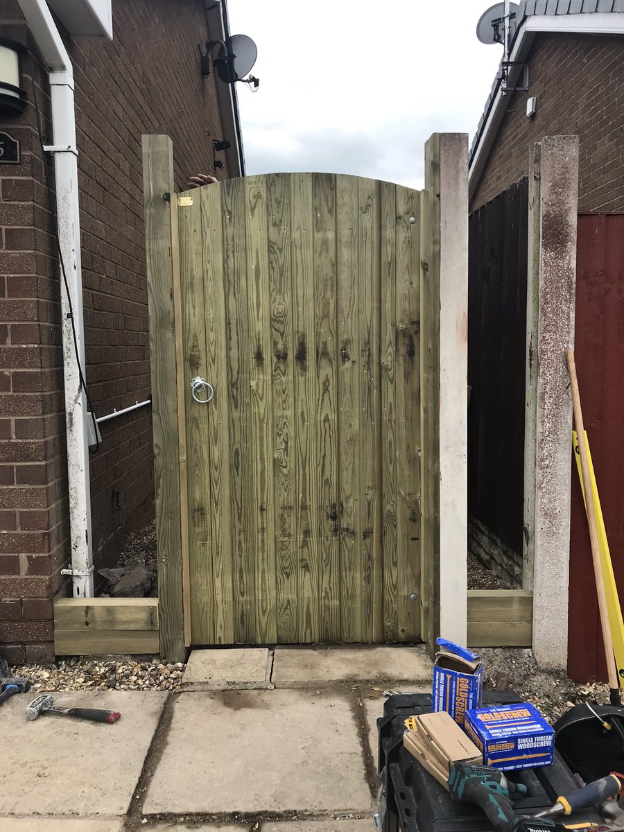 J7Construction's tweet photo. Half way there with a little fencing and gate job in #Wrexham Materials from @Jacksonsfencing https://t.co/Tgcqcz9vVV