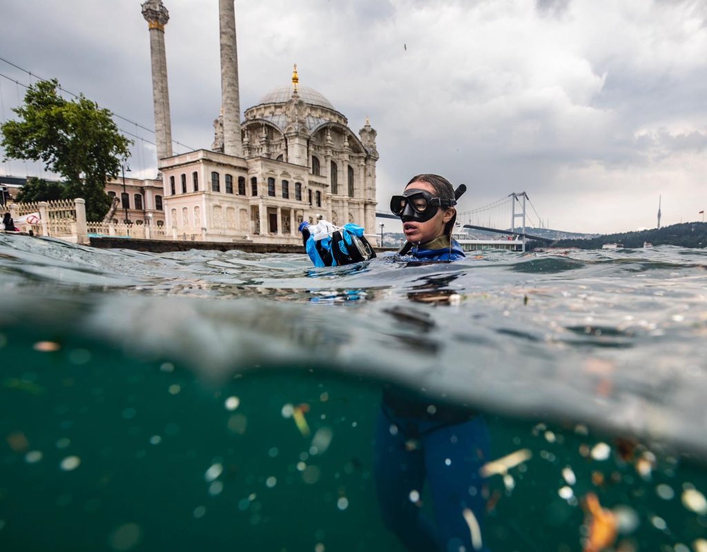 İstanbul Boğazı'nda plastik atık kirliliğine dikkati çekmek için daldık. Yorumu size bırakıyorum! 

We dived to draw attention to plastic waste pollution in the Bosphorus... #lifebelowwater #sustainabledevelopmentgoals #stopplasticpollution