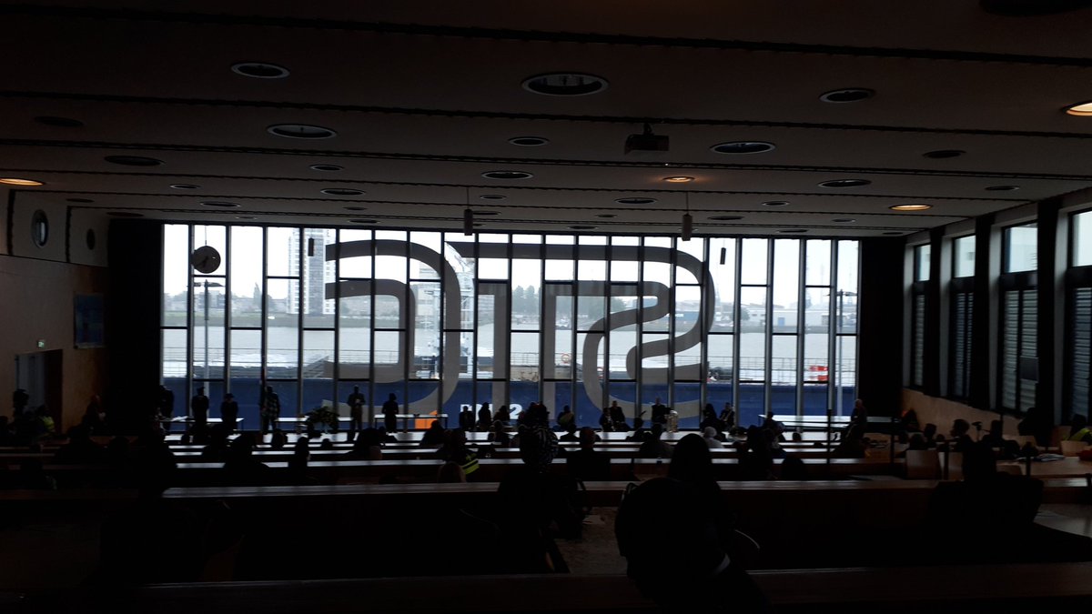 In verband met slechte weer wordt dit jaar  #ketikoti2020 herdenking Rotterdam binnen in de grote zaal van STC gehouden. Dank voor #STC die zijn zaal openhouden heeft voor de regeling.  #Corona #politie #handerhalfmeter #COVID19NL