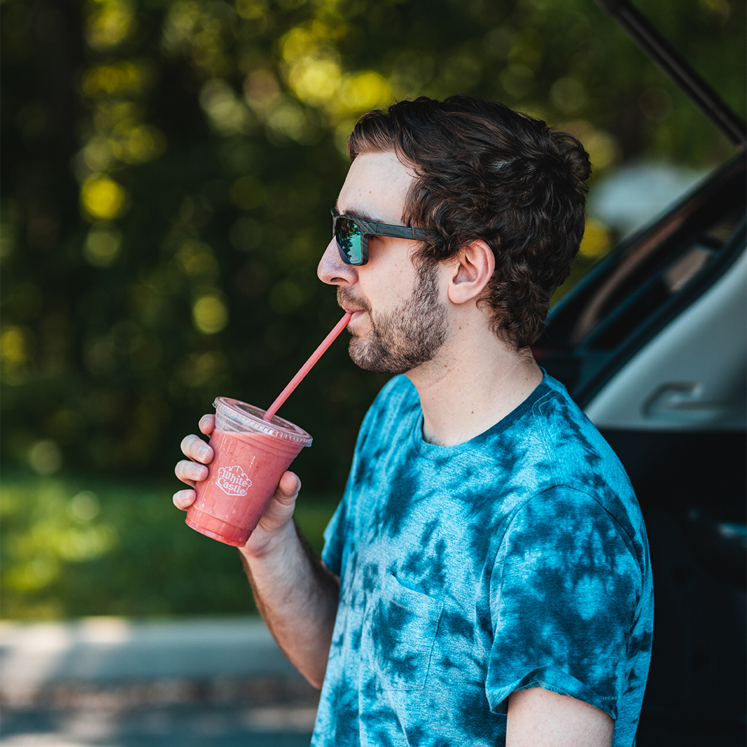 WhiteCastle's tweet image. Summer time is here. Chill out with a refreshing smoothie this #TakeOutTuesday #GreatAmericanTakeout #LongLiveSliders