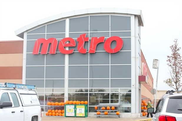 MissiNewsRoom's tweet photo. A Metro employee in Mississauga has tested positive for COVID-19. https://t.co/yOx9w0xvA7 https://t.co/jUIcWwixpP