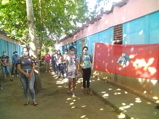UJCdeCuba's tweet photo. Durante estos días difíciles vemos a los #Jóvenes que con amor, alegría y optimismo demuestran que unidos todos #ViviremosyVenceremos a la #Covid_19. Los #Jóvenes de #Cuba nunca le fallarán al #ComandanteEnJefe, aquí están donde más son necesarios, ellos son #JóvenesPorLaVida. https://t.co/5a3PuIqcgJ