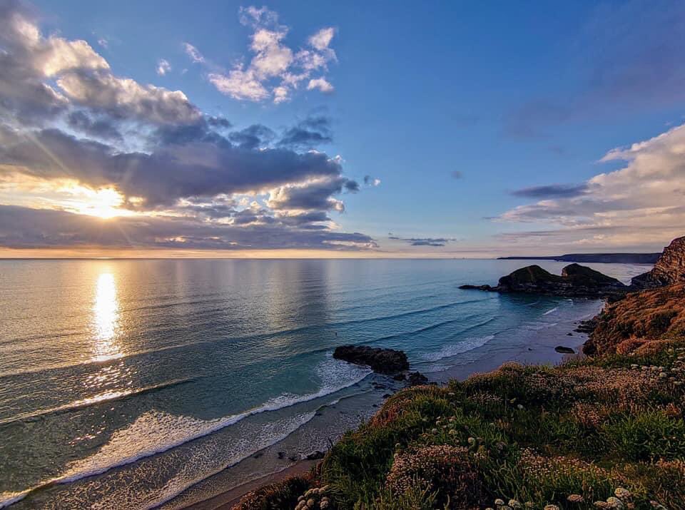 There’s no place like home #beautiful  #natural #naturephotography #nature #cornishcoast #warmnights #beachlife #bytheocean #sunset #beachholiday #seasideholiday #afterlockdown #open #guesthouse #hostel #bookdirect #weekendbreak #petfriendly #summertime #summerholiday#surfinglife