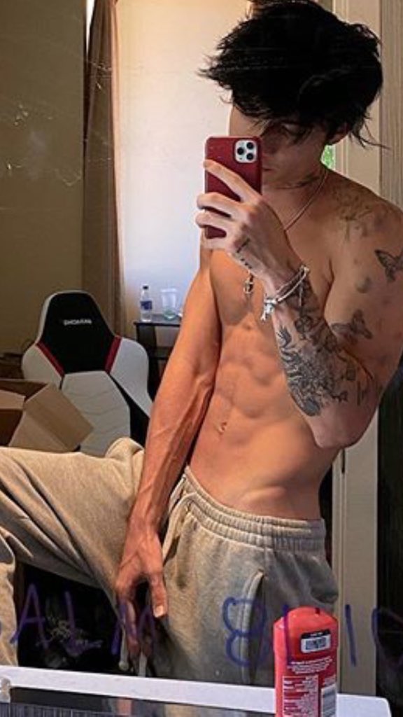 23TRAlNWRECK's tweet image. i- um... 🤤
