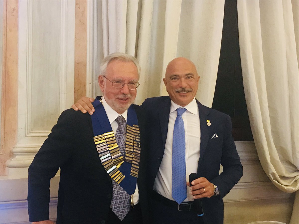 Il Rotary non solo connette il mondo ma crea delle grandi opportunità. Passaggio delle consegne tra il nostro presidente uscente Paolo Sartori ed il presidente entrante Tonino Beccegato. Sempre pronti ad agire, evviva il <a href="/RotaryItalia/">Rotary International</a>