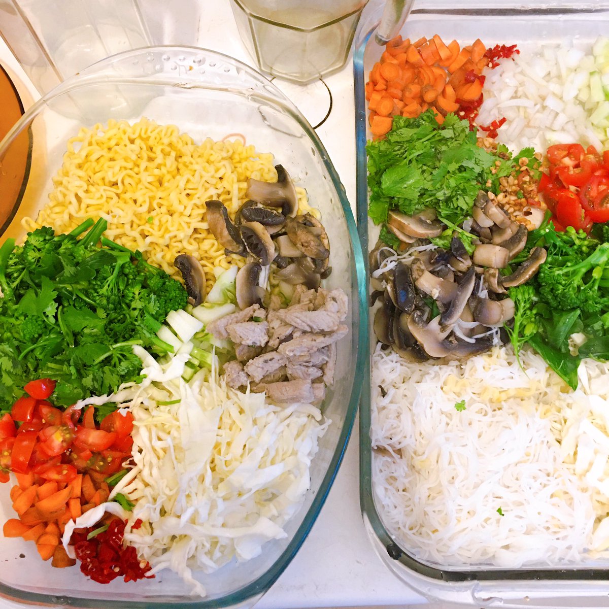 MyOrganicStuff's tweet photo. น้ำยำแบบคลีนๆ
- ยำมาม่าใส่หมู
- ยำหมี่ใส่เห็ด เจ (ปราศจากกลูเต็น+เจ)

น้ำยำปรุงด้วยด้วยเกลือหิมาลัย
ซอสถัวเหลืองออร์แกนิก
น้ำมะนาวสด
น้ำผึ้งป่า

ออร์แกนิกทุกอย่าง ยกเว้นหมูกับมาม่า 55+
#ทำเองกินเอง #กินเก่ง #wongnai
#รีวิวของกิน #คลีนบ้างไม่คลีนะบ้าง
#ออร์แกนิก  #อร่อยใหม่ไม่อ้วน https://t.co/NQssxVdISg