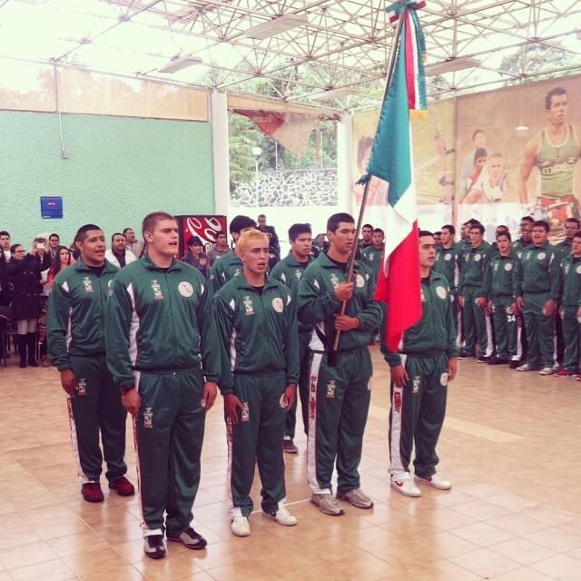 SportmaniaM's tweet photo. #TB 🔙 Un día como hoy de 2014 se realizó en CONADE la ceremonia de abanderamiento de la Selección México 🇲🇽 de FBA U-19, previo a viajar al mundial de la categoría en #Kuwait2014, en donde obtuvieron la medalla de bronce 🥉 dirigidos por el HC Rafael Duk. 🏈 https://t.co/luarc558aM