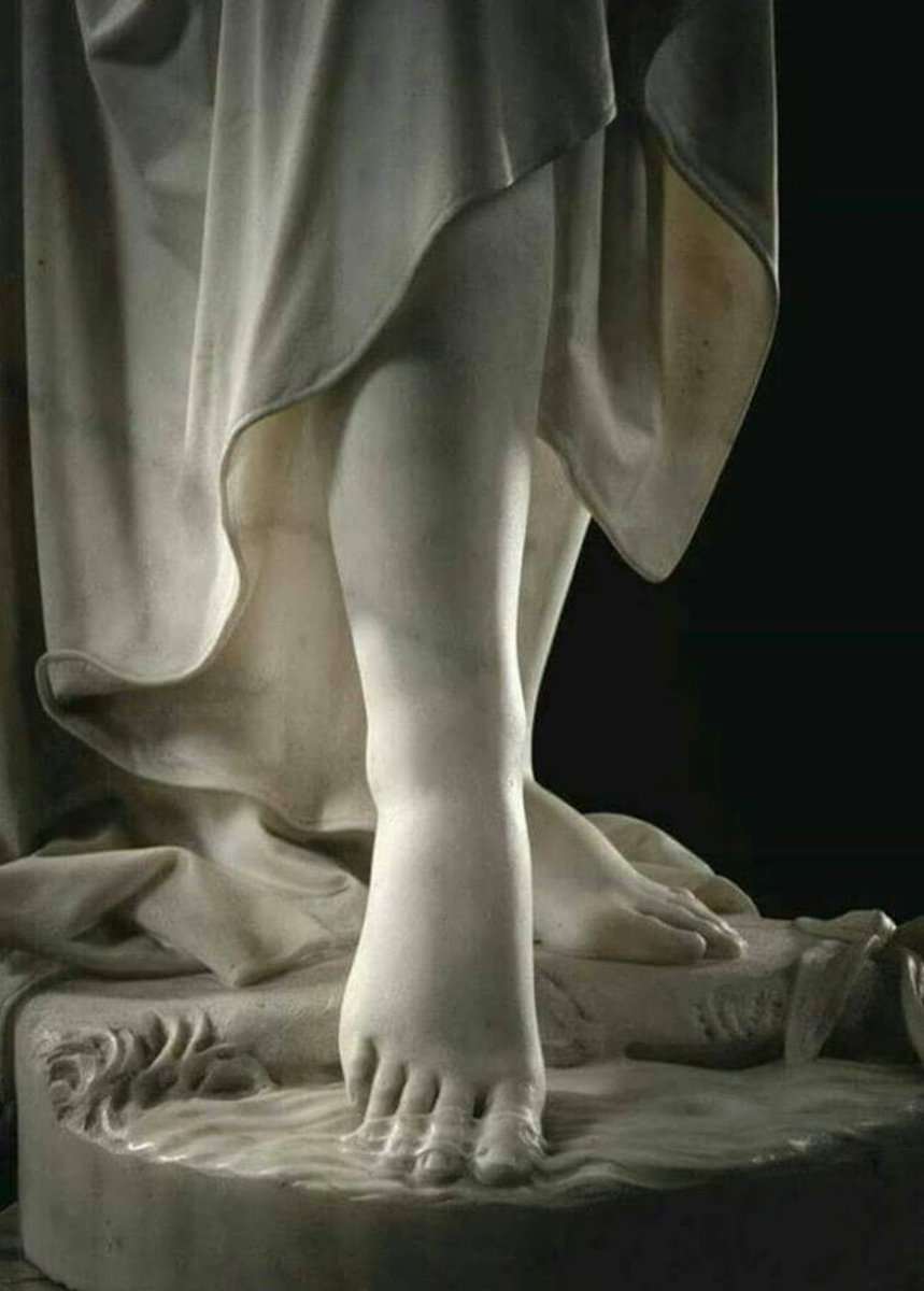 CelineSymbioss's tweet photo. Mermer ayağın, mermerden işlenmiş suya zarif dokunuşu💙
İtalyan heykeltıraş Giovanni Battista Lombardi'nin Nymph (su perisi) isimli heykeli, 1858 https://t.co/ZX7OZUpYiC