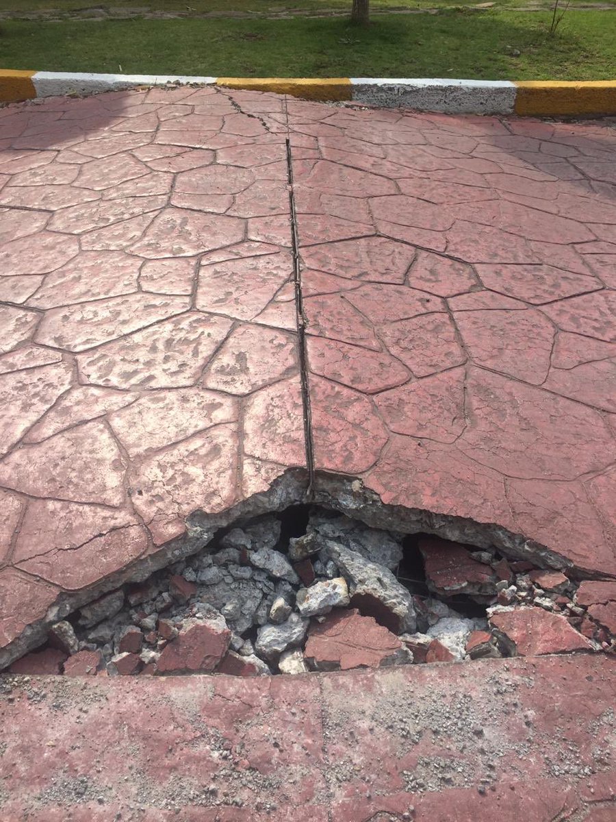 rejas's tweet photo. por favor revisen en Lomas del Sol !!! ⁦@EnriqueVargasdV⁩ https://t.co/sTccljJl5h
