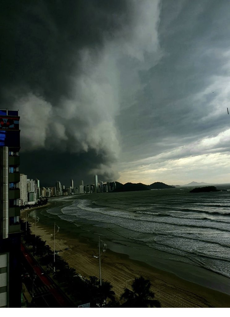 Циклон в море. На москву надвигается циклон. Снег идет москва. Погодный циклон из китая. Карта циклона в омске.