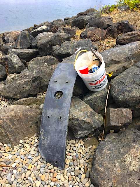 KreggJorgenson's tweet photo. Got in a beach clean up today in West Seattle pulling in a bucket of tidal litter as well as a 20 to 25 pound piece of marine heavy rubber bumper that floated in on the rocks. #RandomActsOfCleanUp https://t.co/h6WNJ96Xtm