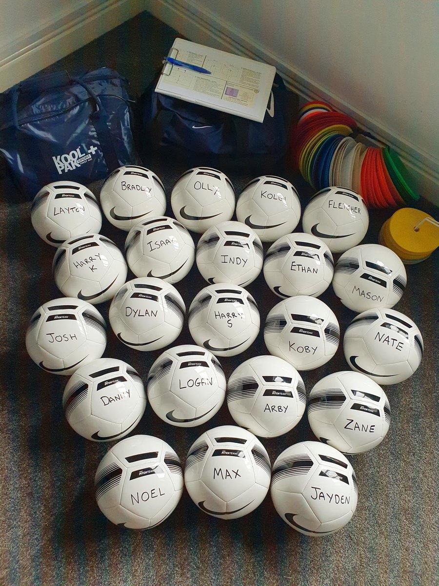 Hoddy10's tweet photo. Been 134 days since our last training session & we were
U9s! 😔 Tomorrow we return as @whitehavenafc U10s 💪 150 cones & flats cleaned, new @DirectSoccer Nike ball for the boys, new @KoolpakUK first aid kit & social distance session plan done! Roll on 5pm! #planningtoplay https://t.co/CsclM0yYbF
