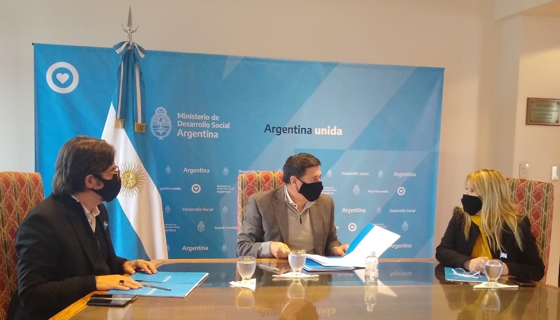 LicDanielArroyo's tweet photo. Los Centros de Referencia del @MDSNacion serán espacios habilitados para tramitar el acceso a pensiones, certificados y apoyo para las personas con discapacidad. Hoy firmamos un convenio con Claudio Espósito, director de @andiscapacidad. https://t.co/yOBJUwMUlL

#ArgentinaUnida https://t.co/bGW42c2E3j