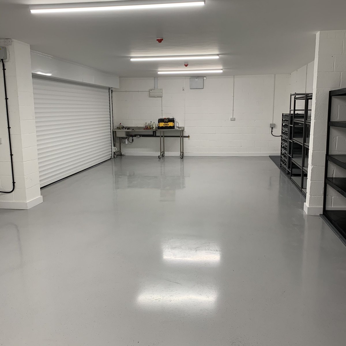 walkerconstruc2's tweet image. Resin floor looking sweet from the boys @SignatureResin 🔥🔥another double garage to be built so you will have another to do to match 😜