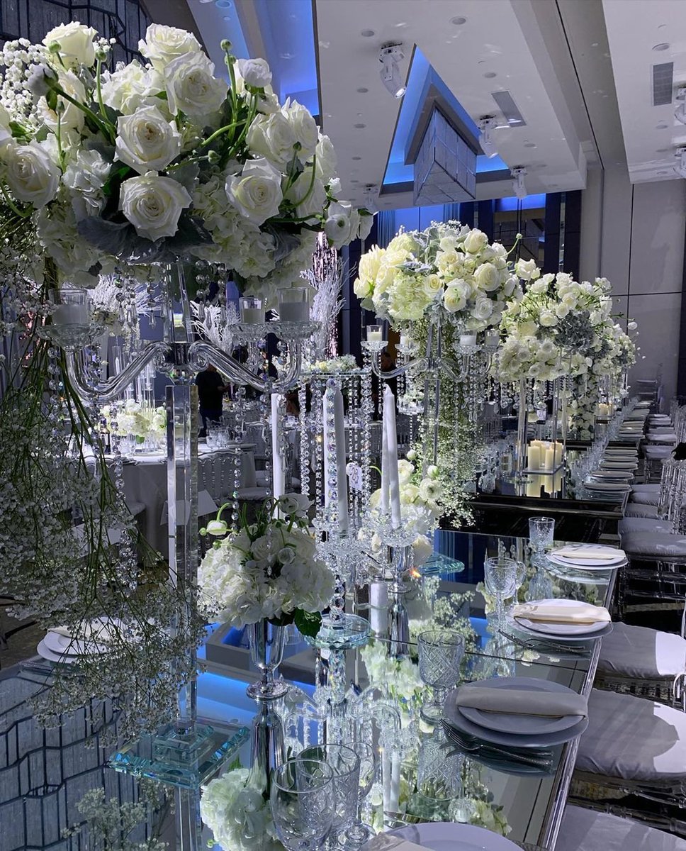 LABanquets's tweet image. What could be more #elegant than crystals and white #roses? 💎#LABanquets
Photo by: @Littlebeeflower on Instagram