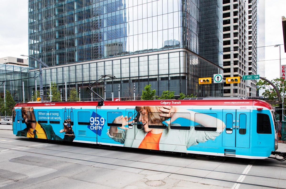 pattisonoutdoor's tweet photo. Check out the latest LRT Supertrain dancing its way into the streets of Calgary, AB by @959chfm.🕺#TransitOOH https://t.co/gjXLqLFusT
