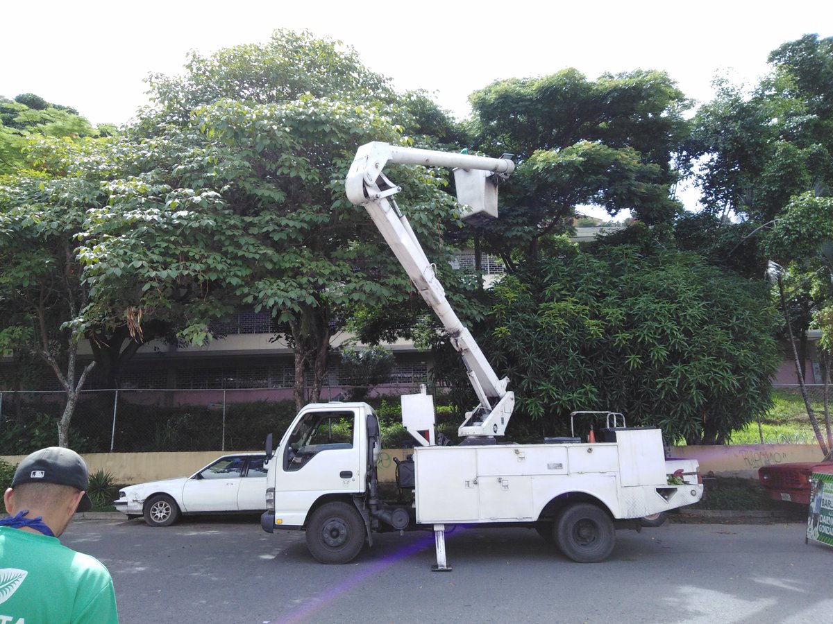 hernanmatute's tweet image. Trabajadores de la @AlcaldiaBaruta colocan 'luces Led, 'en la Urb' Piedra Azul" modernizando la iluminación y garantizando mejor y mayor seguridad. "Gestión diligente con la gente". Unidad de Protección Vecinal (Uniprove) @darwingonzalezp @DavidUzcategui