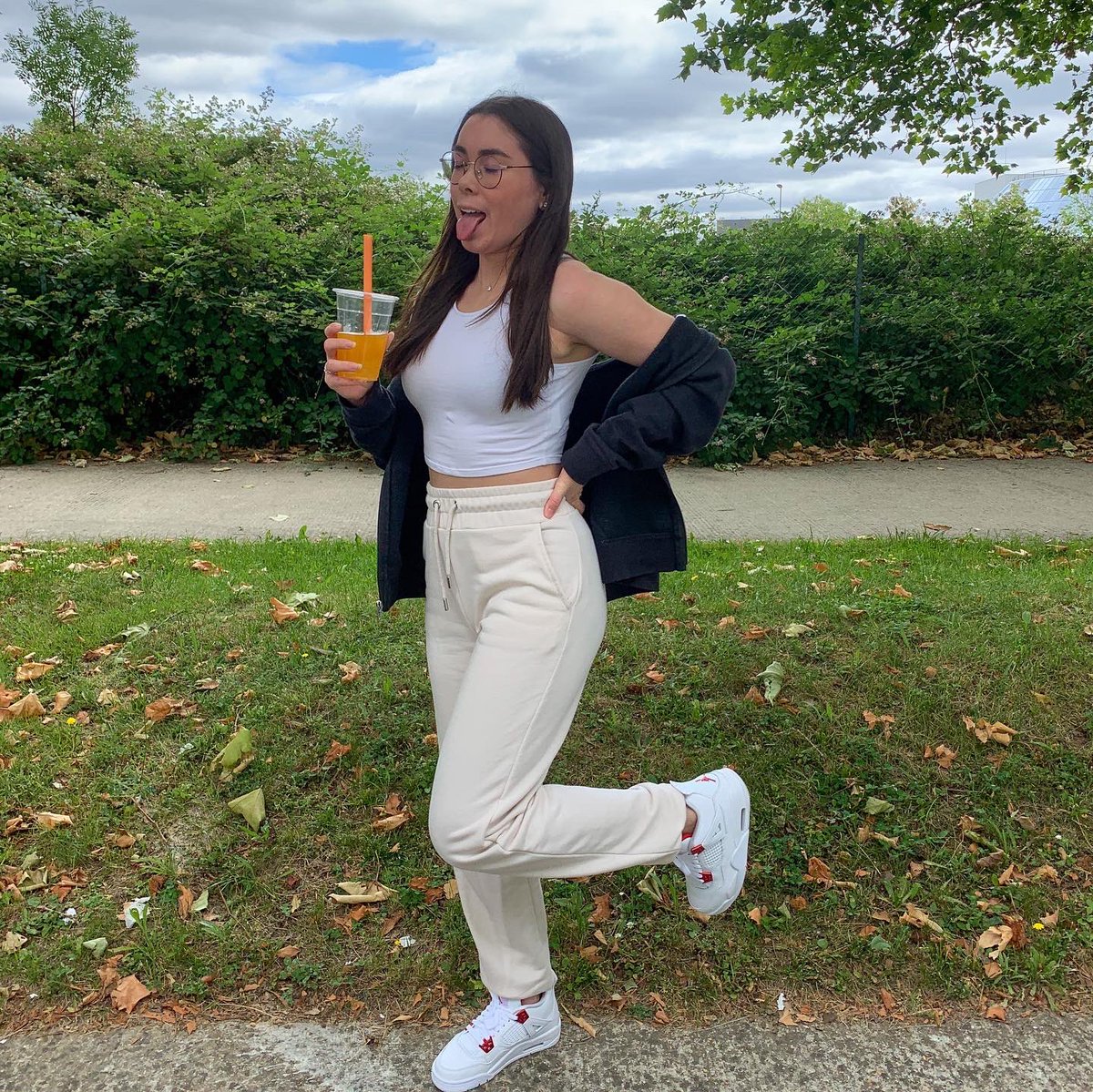 badchinaa's tweet photo. babies on the feet 🥰 https://t.co/WGwrHUQI6I
