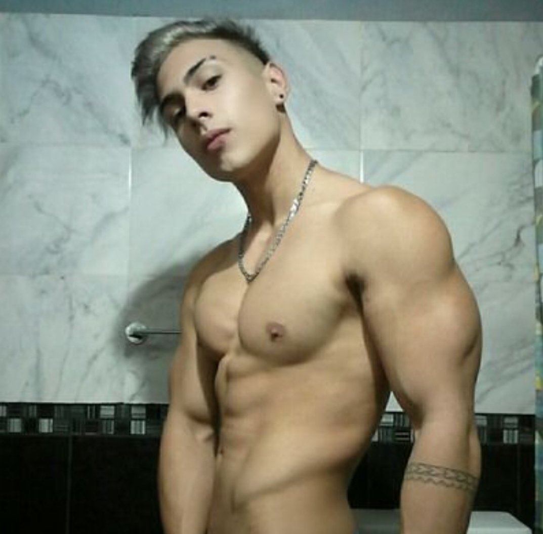 ElianHernanCast's tweet photo. A mi que me encantan los hombres con abdomen perfecto🥵 @Nicolasacoosta tiene uno de los mejores abs que he visto. Siganlo ✅

RT - FAV https://t.co/qhT6VRbPOu