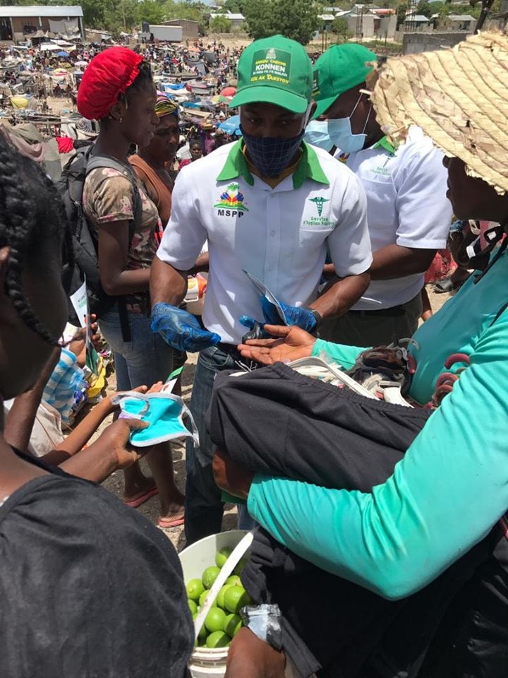 MsppOfficiel's tweet photo. Les officiers sanitaires sensibilisent la population du marché public de #Titanyen, sur la prévention contre la COVID-19, le lundi 29 join 2020.
#MSPPHaiti
#UCRP
#DPSPE https://t.co/5lzs494GFG